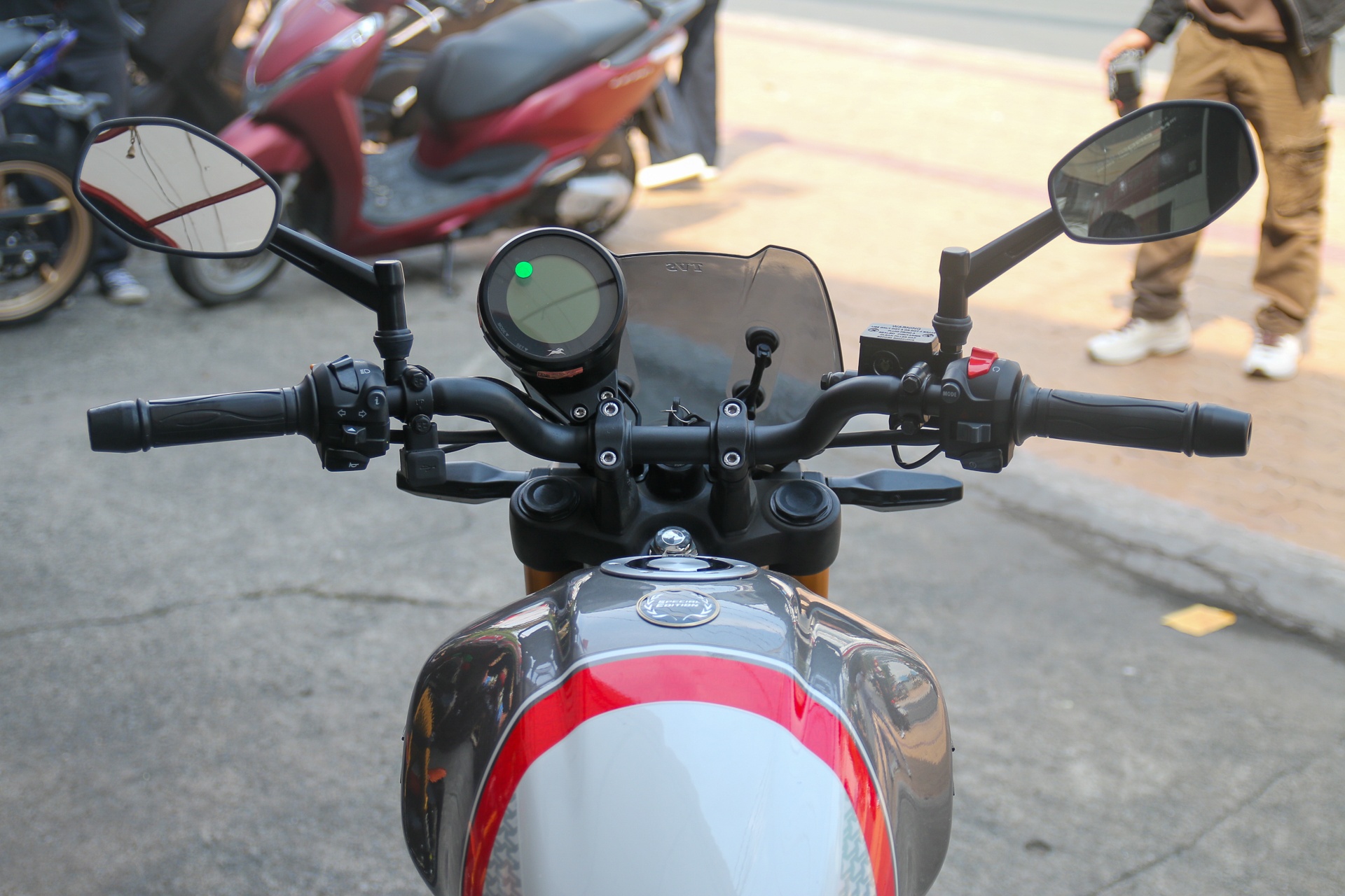 TVS Ronin 225 anh 19