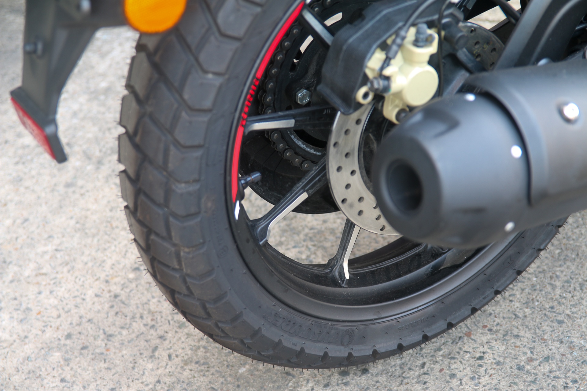 TVS Ronin 225 anh 17