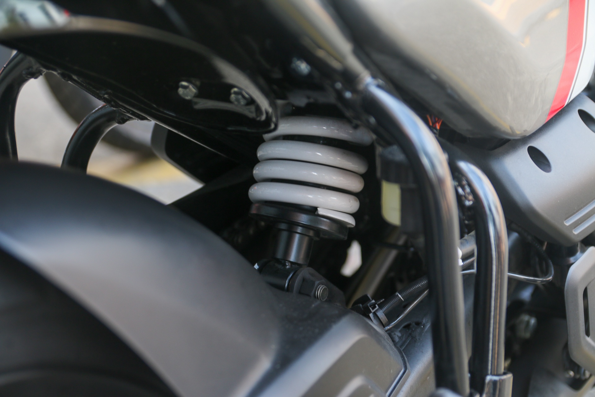 TVS Ronin 225 anh 18