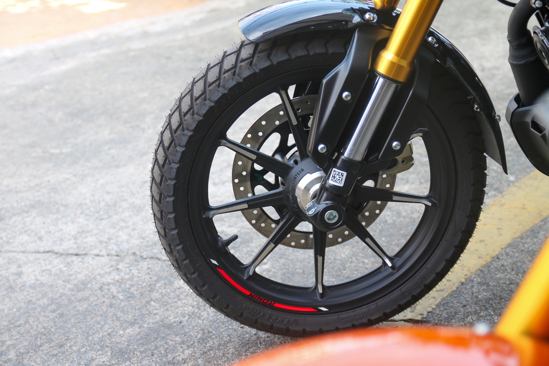 TVS Ronin 225 anh 13