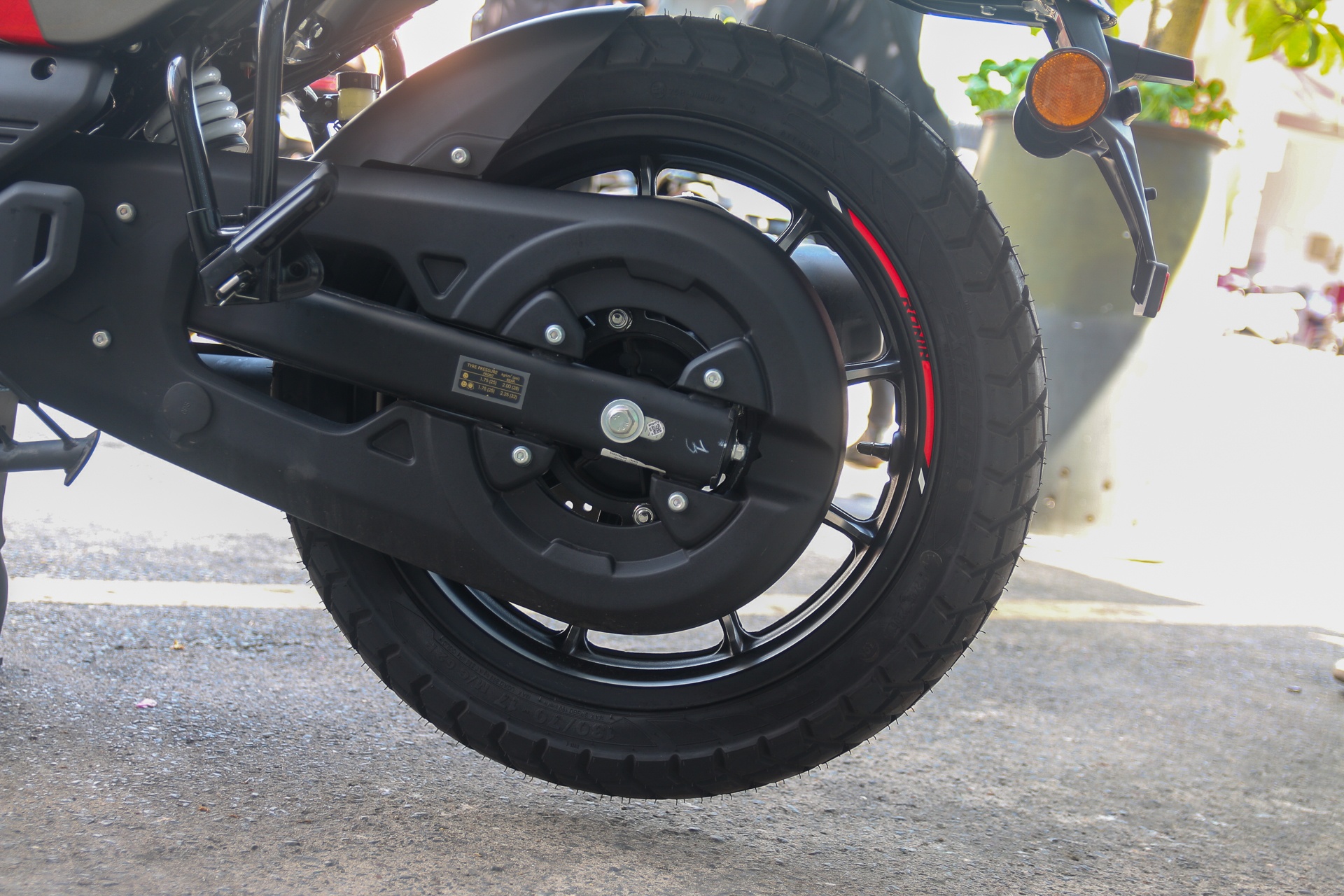 TVS Ronin 225 anh 16