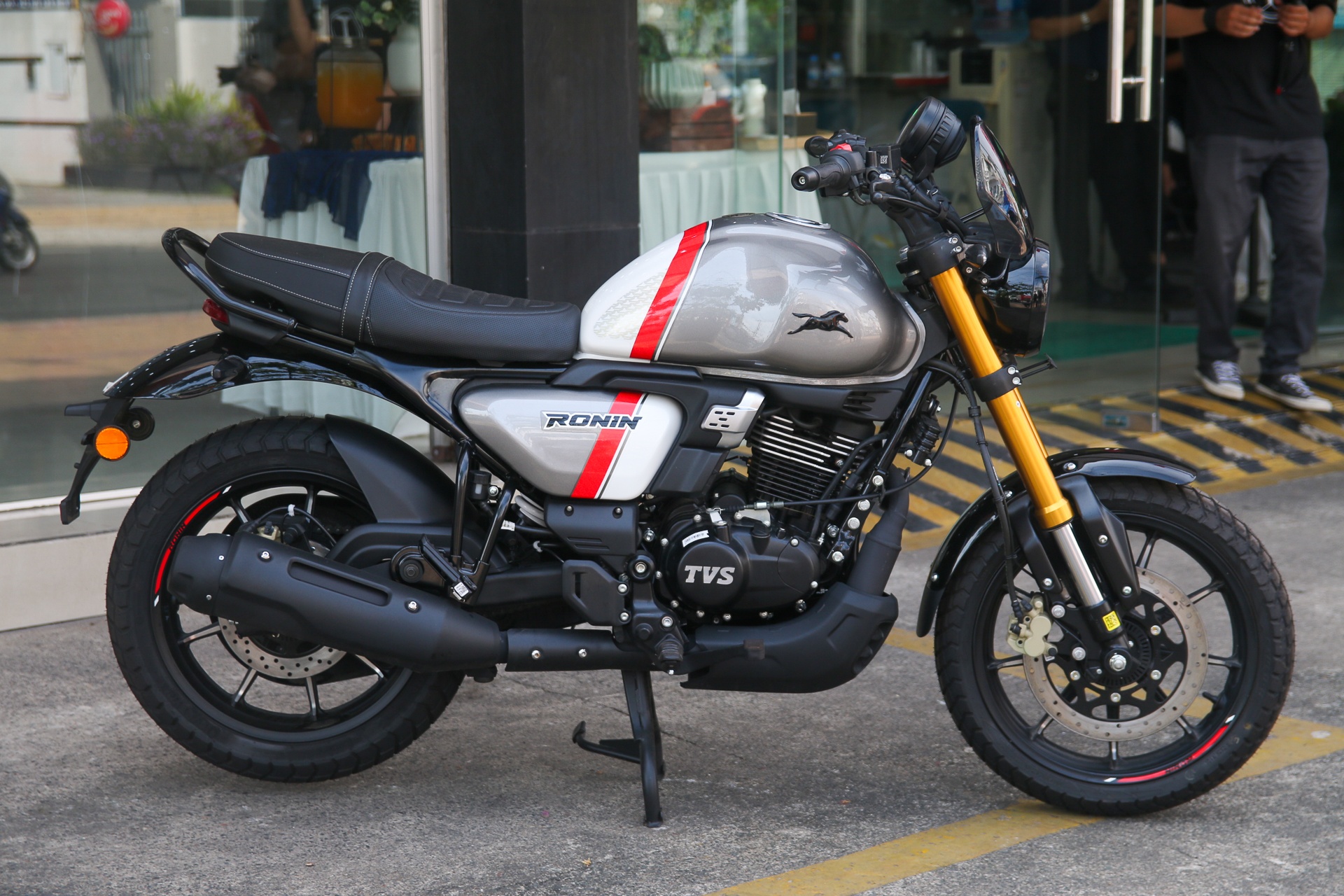 TVS Ronin 225 anh 2