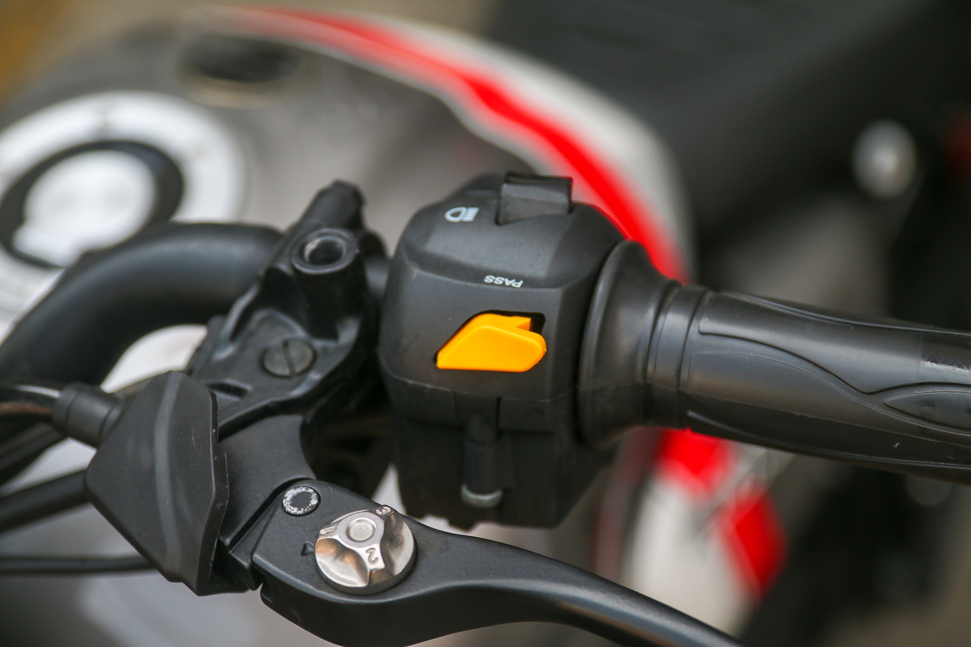 TVS Ronin 225 anh 23