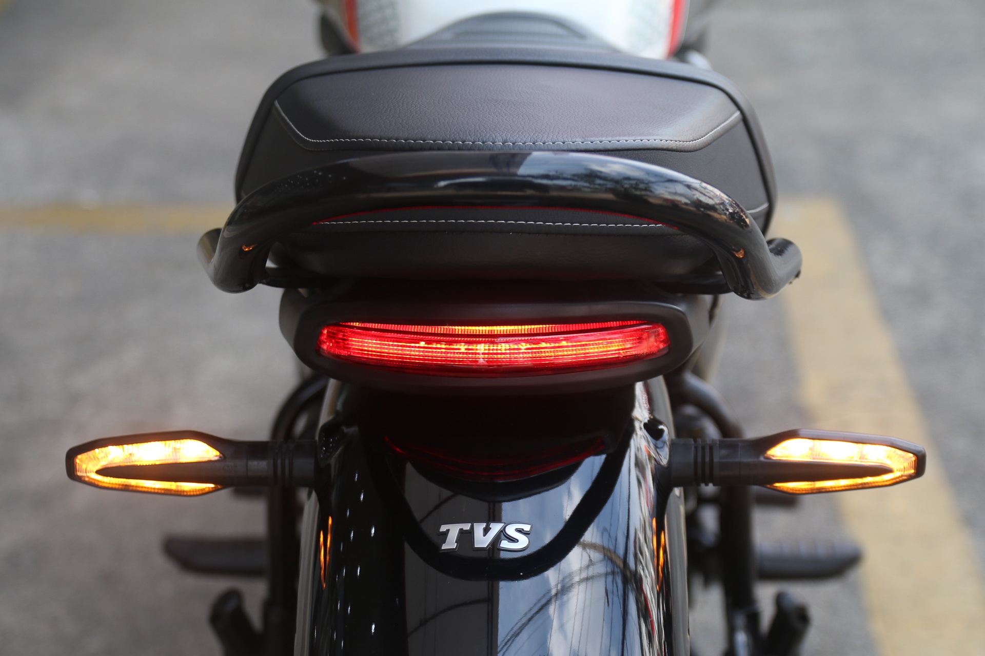 TVS Ronin 225 anh 11
