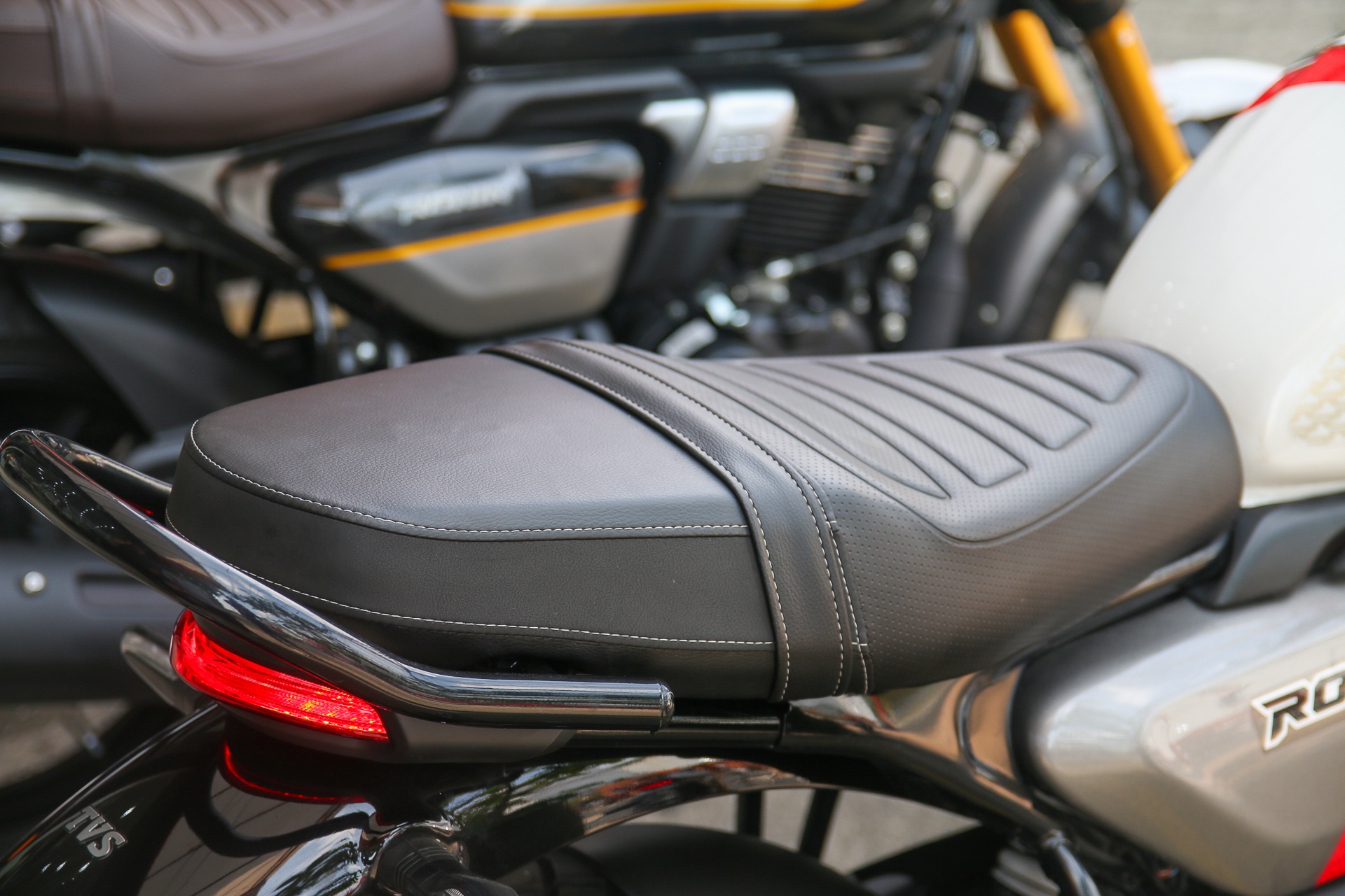 TVS Ronin 225 anh 9