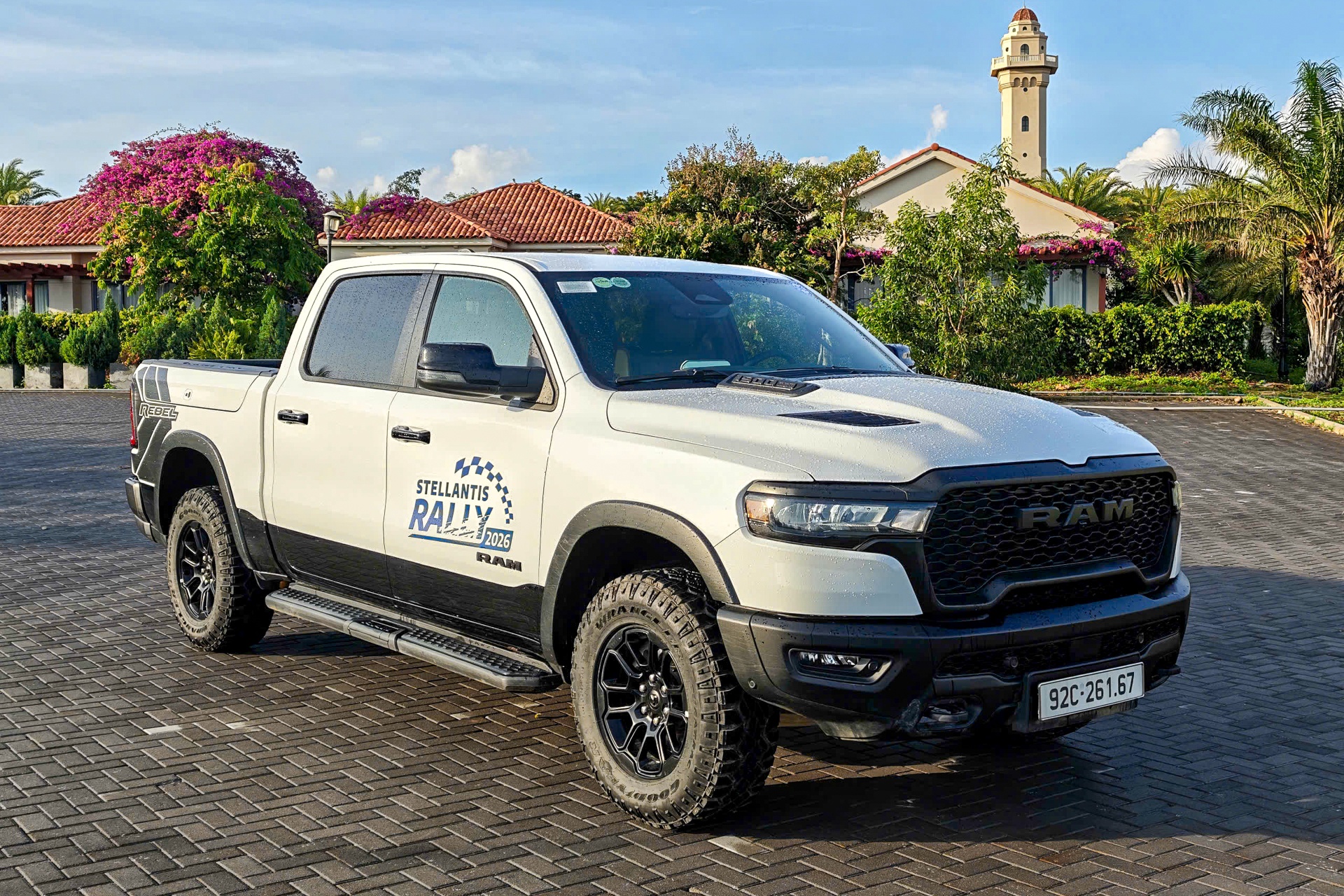 Xem truoc Ram 1500 Rebel - oto con pickup co lon sap ban tai Viet Nam hinh anh