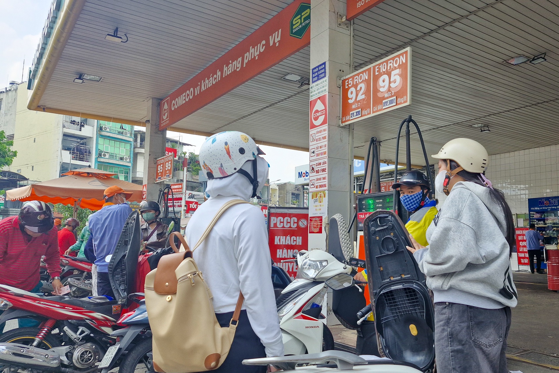 Xang E5 duoc lung mua hinh anh