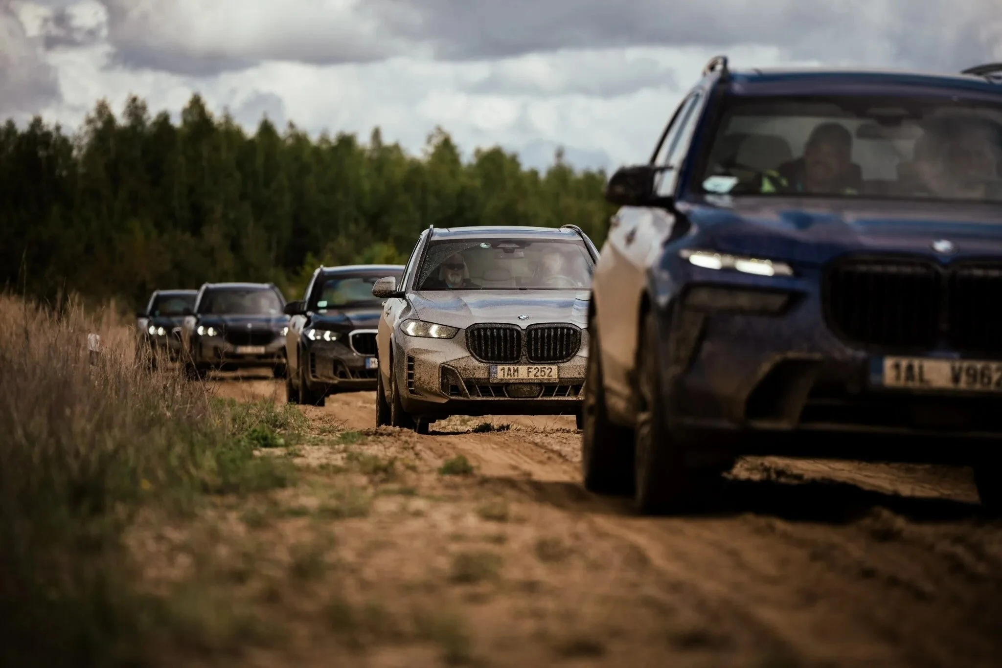 BMW moi khach hang trai nghiem xe boc thep hinh anh