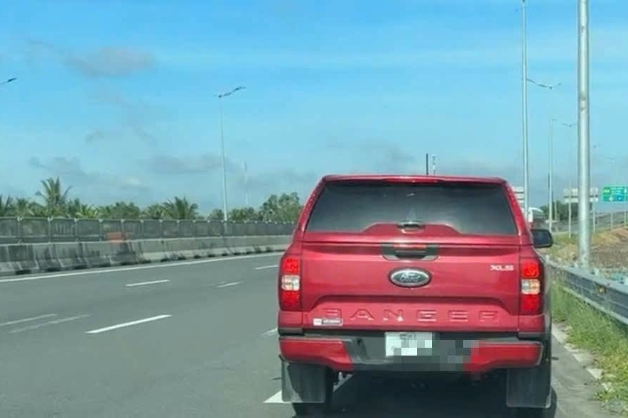 Dung xe tren cao toc de di ve sinh, tai xe bi phat 14 trieu dong hinh anh