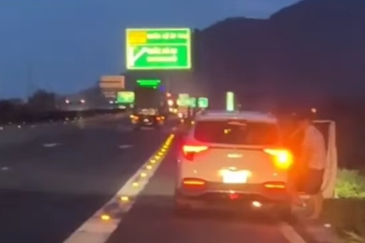 Dung xe nghi tren cao toc, tai xe bi phat 13 trieu dong hinh anh