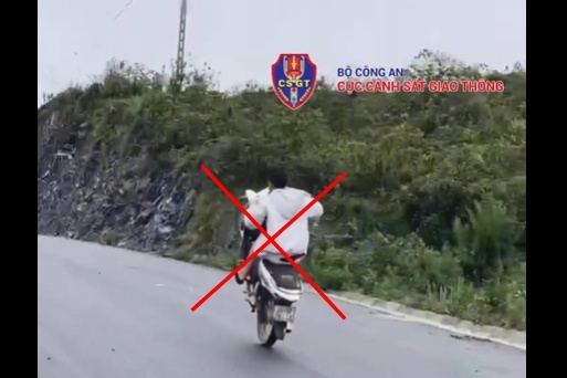 Con bốc đầu xe máy, bố bị tịch thu xe, nộp phạt 9 triệu đồng