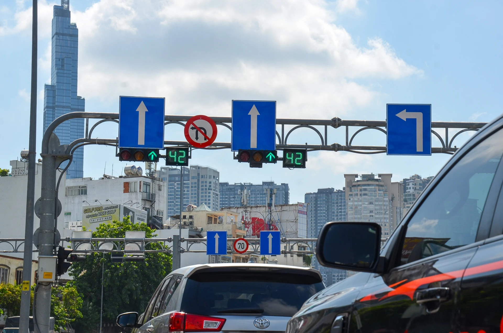 Rẽ trái ở đường Nguyễn Hữu Cảnh (TP.HCM) sao cho đúng luật?