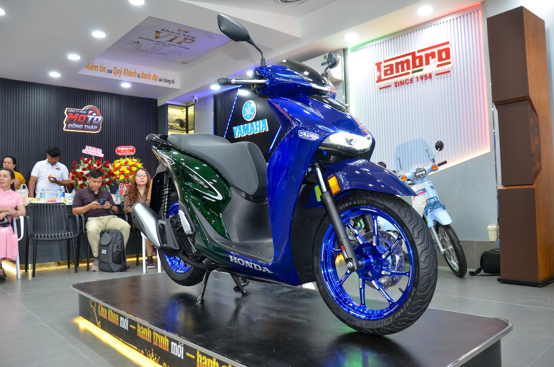 Honda SH150i nhập Italy lạ mắt với dàn áo 2 màu, giá từ 235 triệu đồng