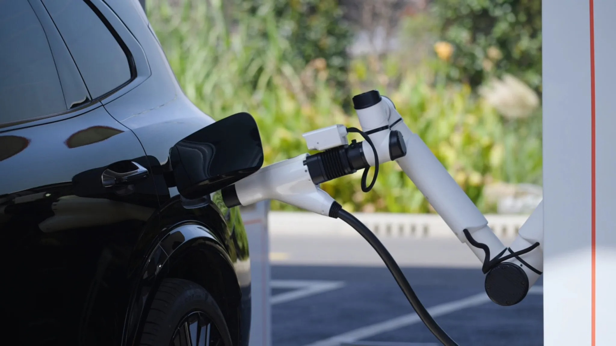 Sạc siêu nhanh của Geely ra mắt - công suất 2.250 kW, nhanh hơn BYD