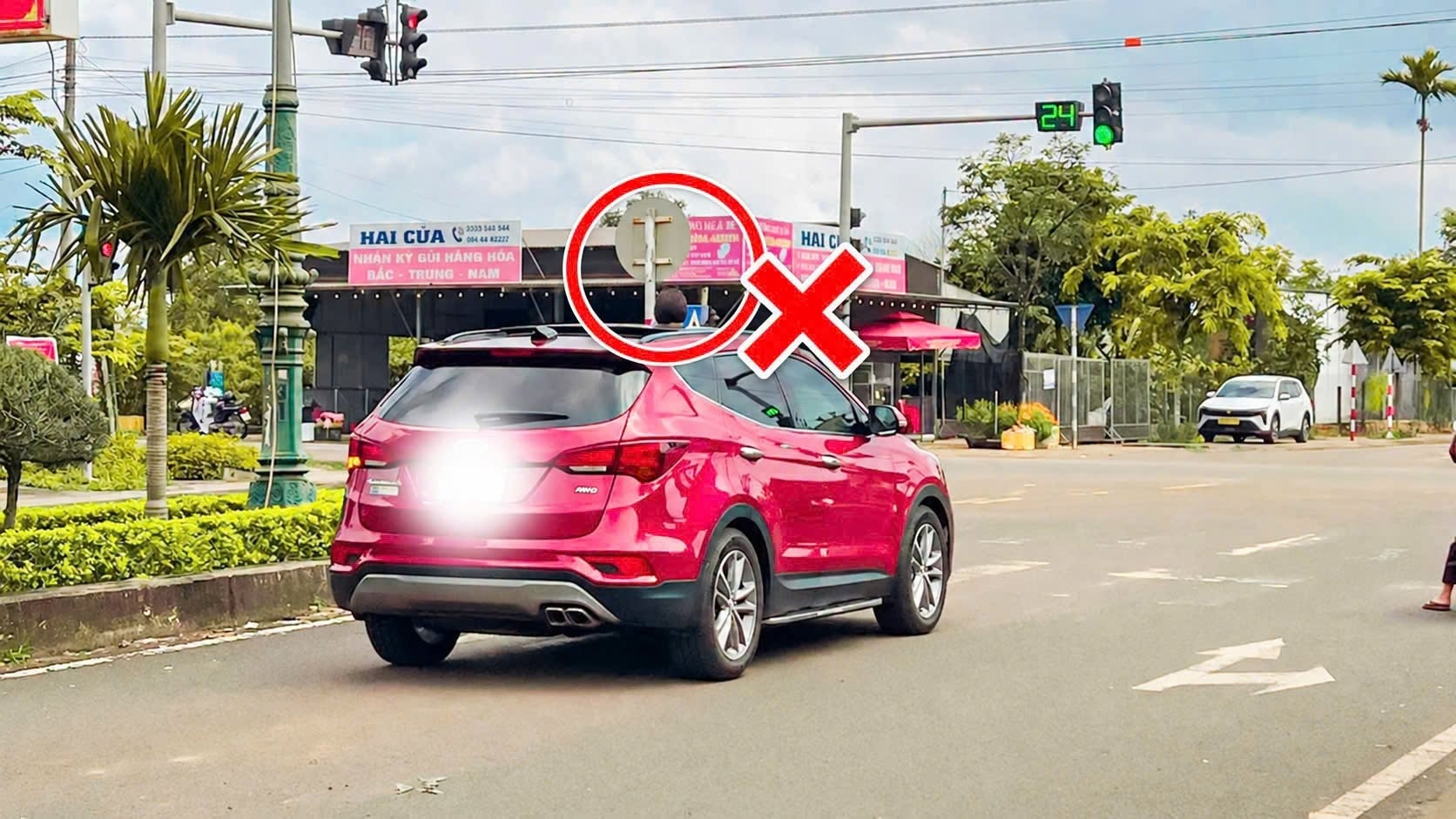 Cho trẻ thò đầu qua cửa sổ trời ôtô và cái kết nhận phạt tiền triệu