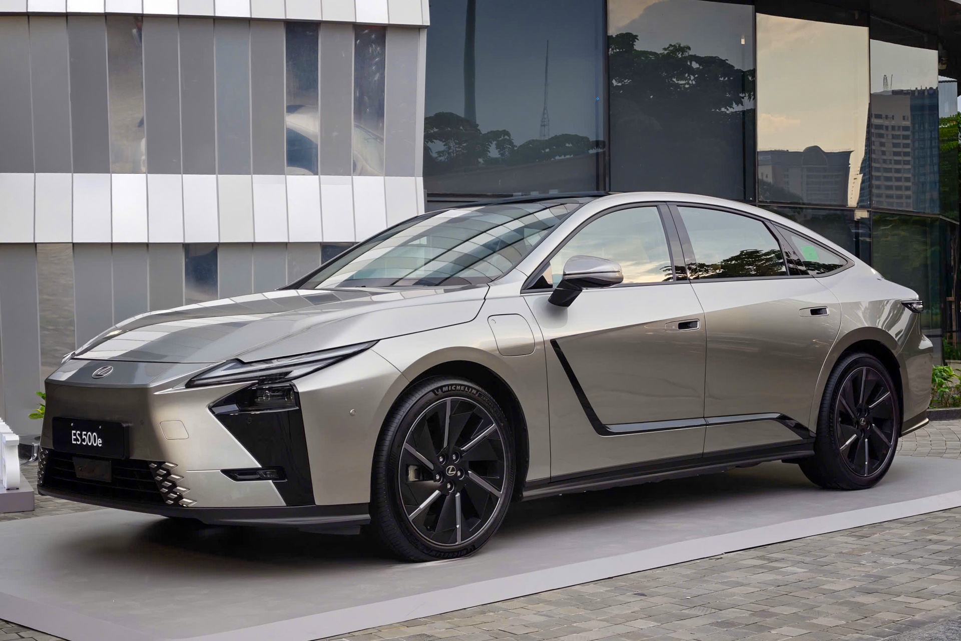 Lexus ES 500e ảnh 1