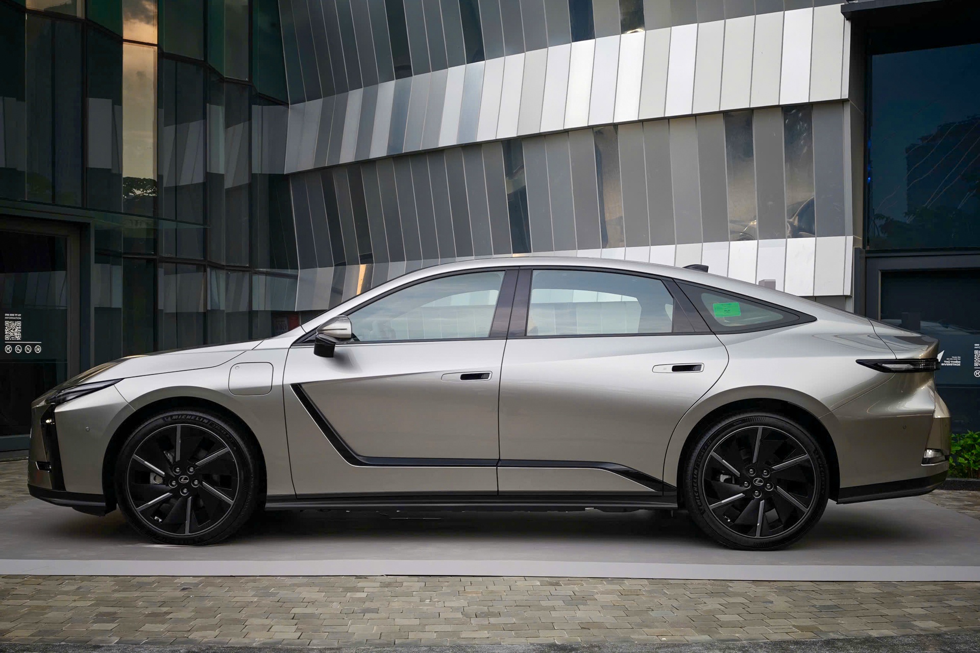 Lexus ES 500e ảnh 2