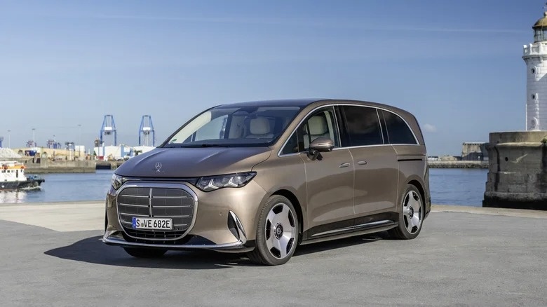 Kết cục khi để trẻ em 'lái thử' xe van điện Mercedes VLE tại triển lãm