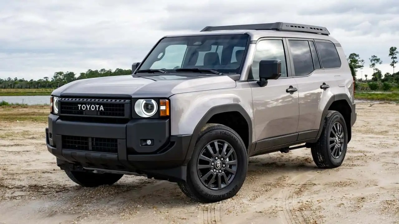 Hơn 105.000 xe Land Cruiser Hybrid tại Mỹ có thể cháy do rò rỉ xăng