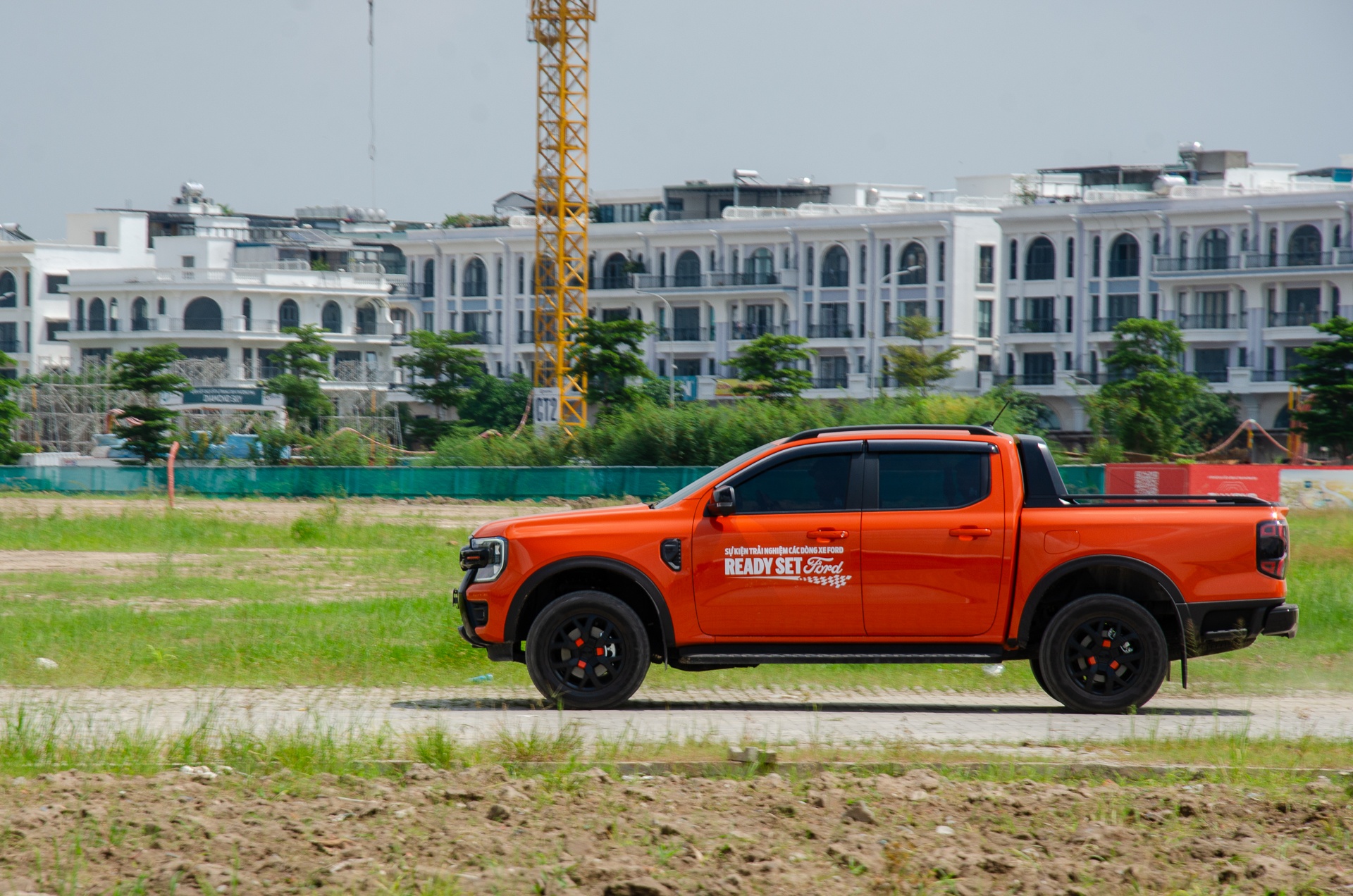 Đằng sau loạt bán tải, SUV 'máy to chấm lớn' của Ford