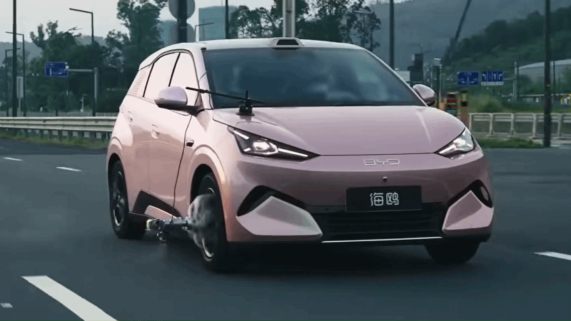 Xe điện BYD 'sống sót' qua bài kiểm tra nổ lốp khi đang chạy 140 km/h