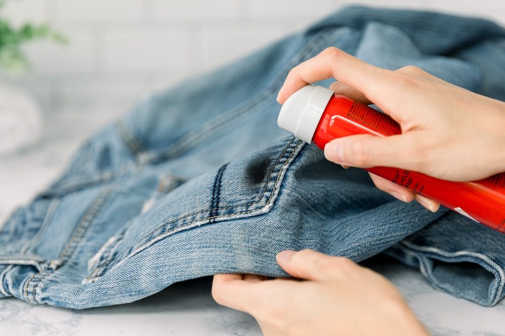 Cach lam sach quan jeans khong can giat hinh anh