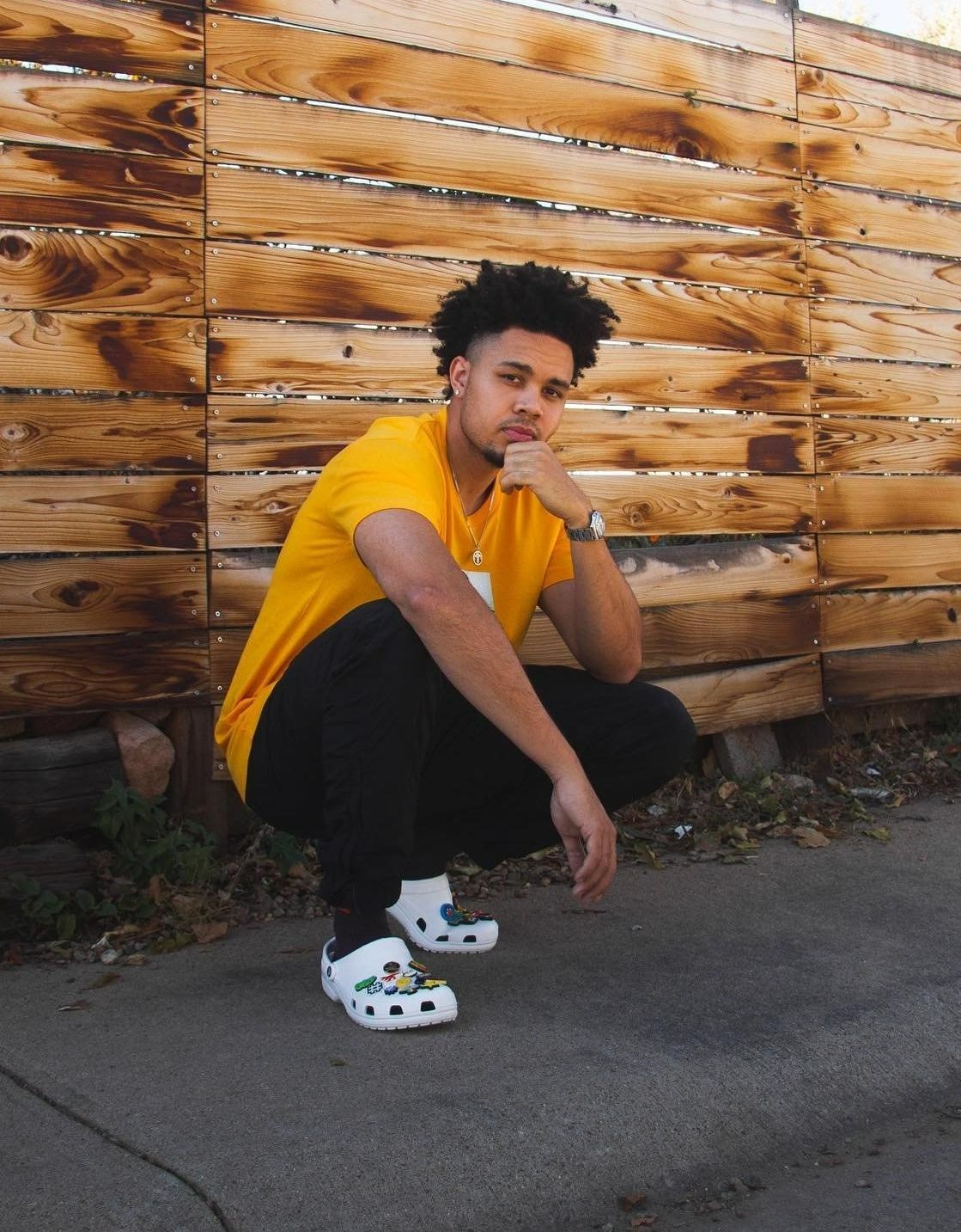 cach phoi do voi crocs anh 2