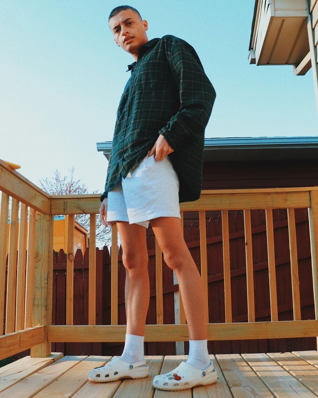 cach phoi do voi crocs anh 3