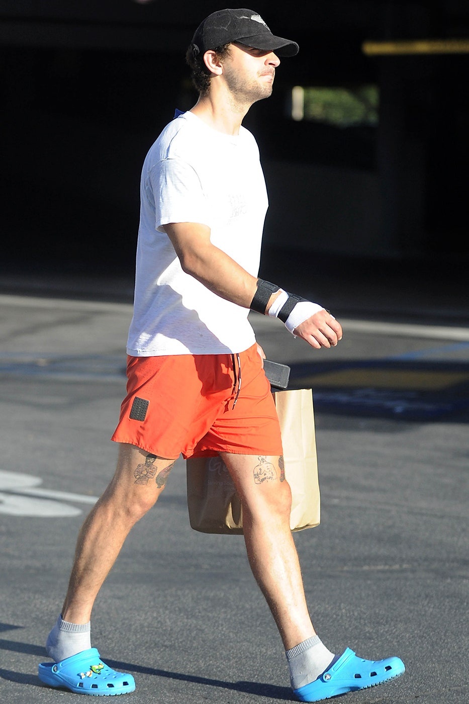 cach phoi do voi crocs anh 4