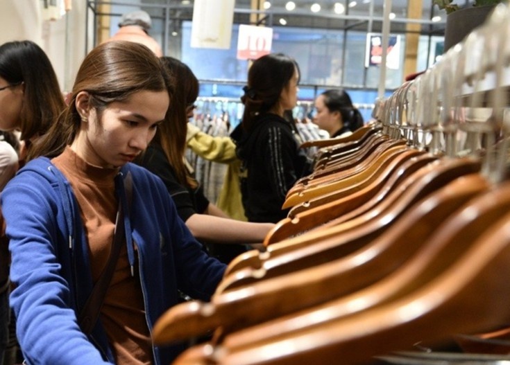 Ban nen chi bao nhieu tien moi thang de mua sam quan ao? hinh anh