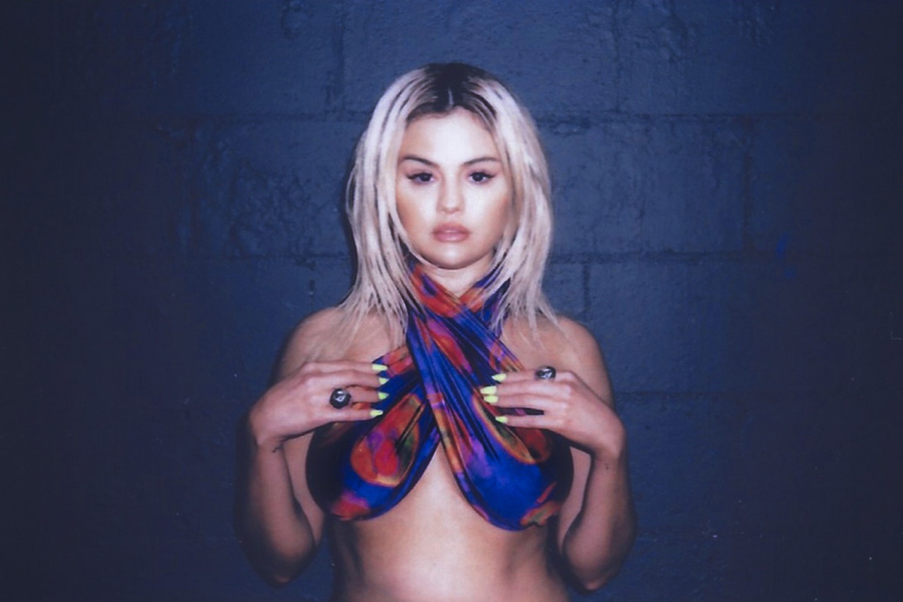 selena gomez thiet ke bikini anh 1