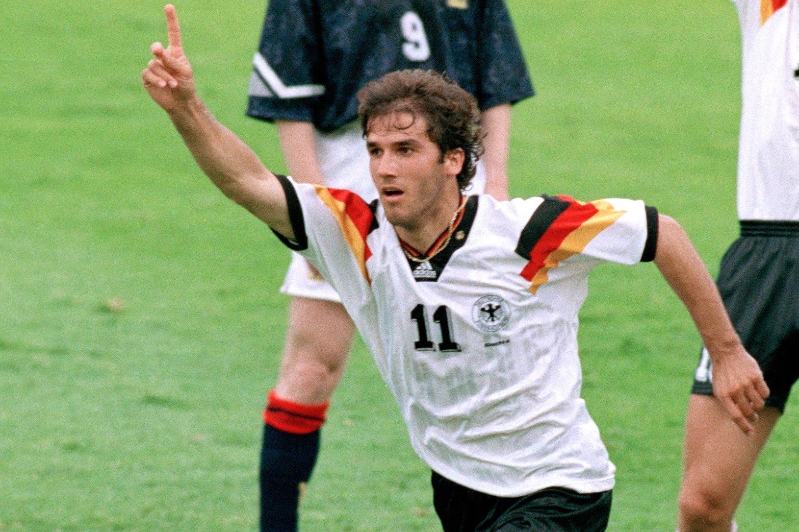 8 mau ao bong da gia tri nhat lich su Euro hinh anh