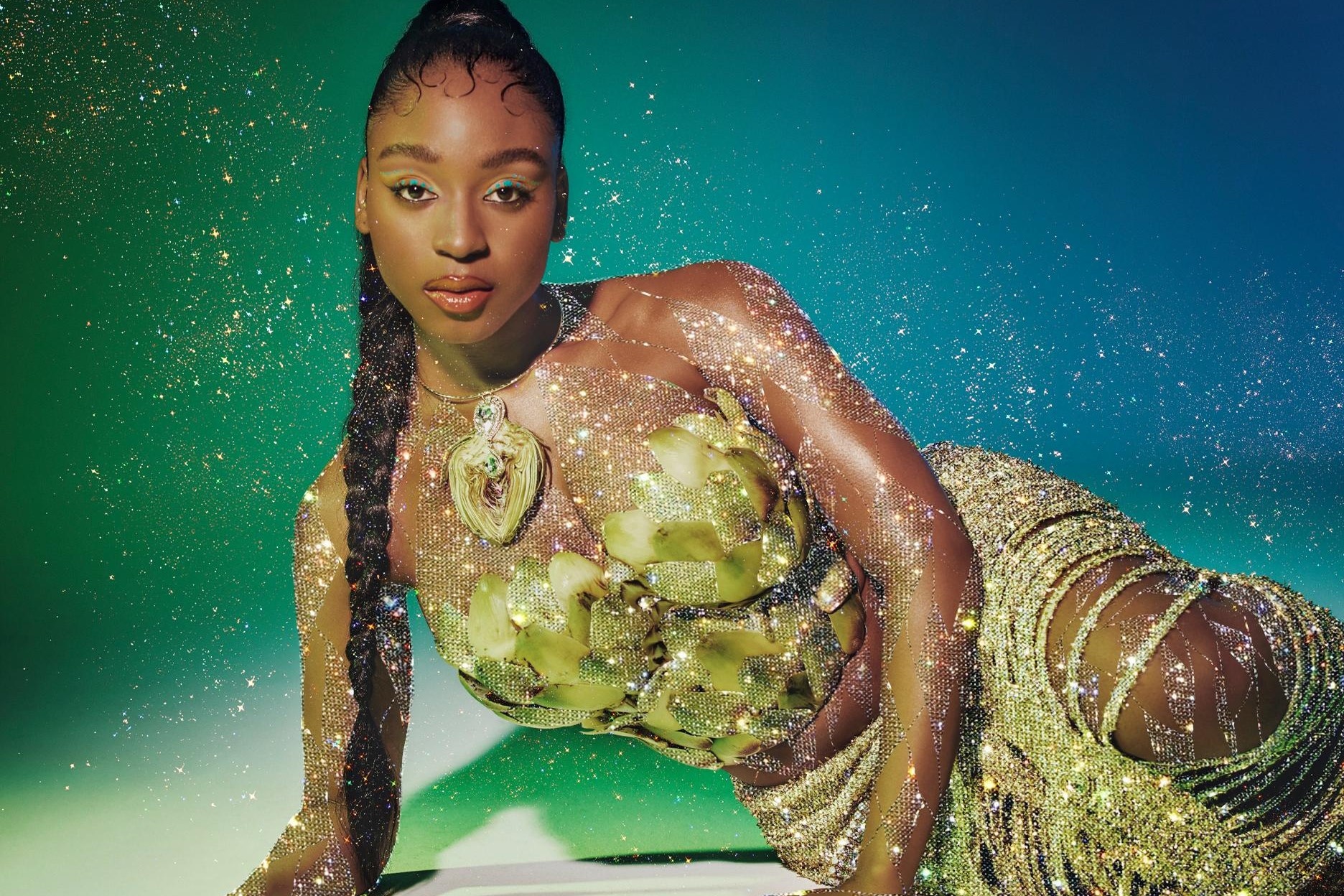 Nu ca si dien ao cup nguc lam tu atiso hinh anh