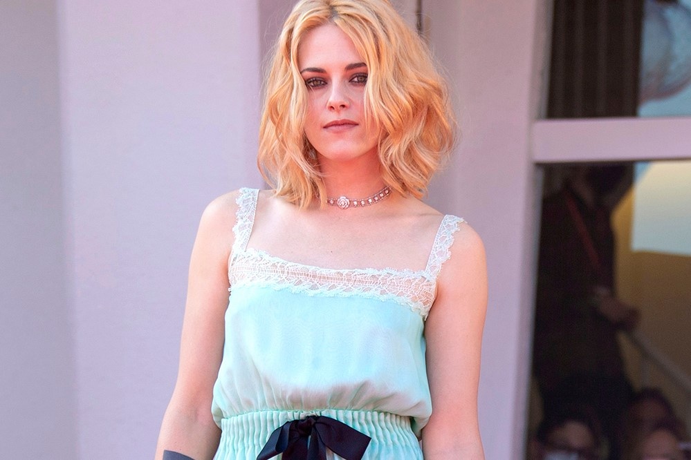 Kristen Stewart dien mot do ngu o tham do Lien hoan phim Venice hinh anh