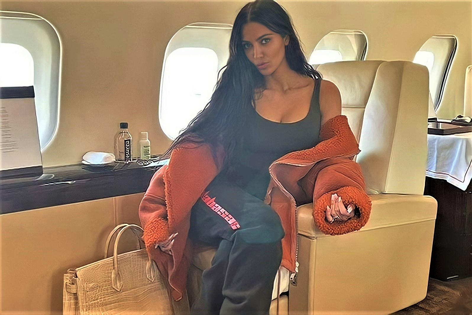 Kim Kardashian dien trang phuc tu thuong hieu cua Kanye West hinh anh
