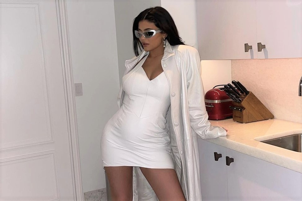 Kylie Jenner dien vay om bung khi mang thai lan hai hinh anh