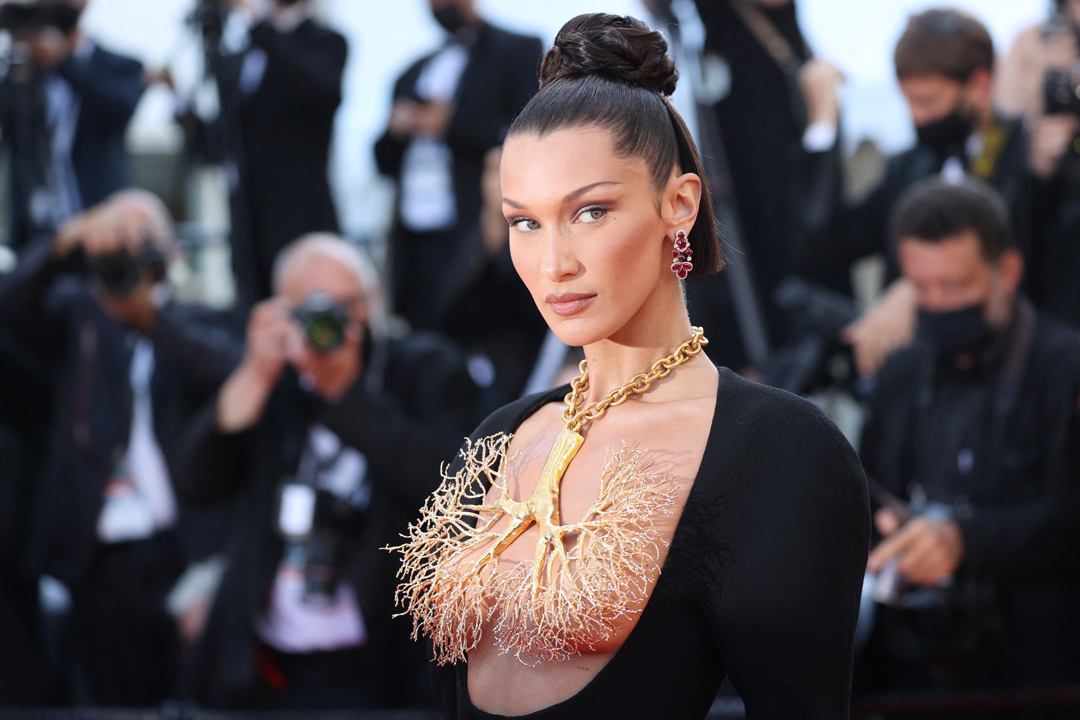 bella hadid che ngực với vòng cổ ảnh 2 bella hadid che nguc voi vong co anh 2