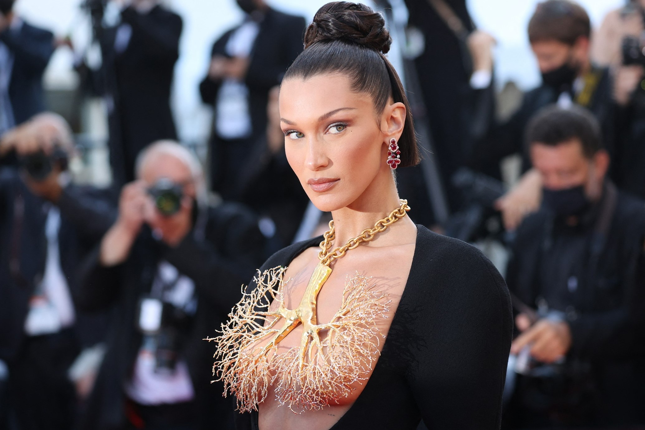 Mieng dan nguc la phu kien thoi trang cua nu quyen hinh anh