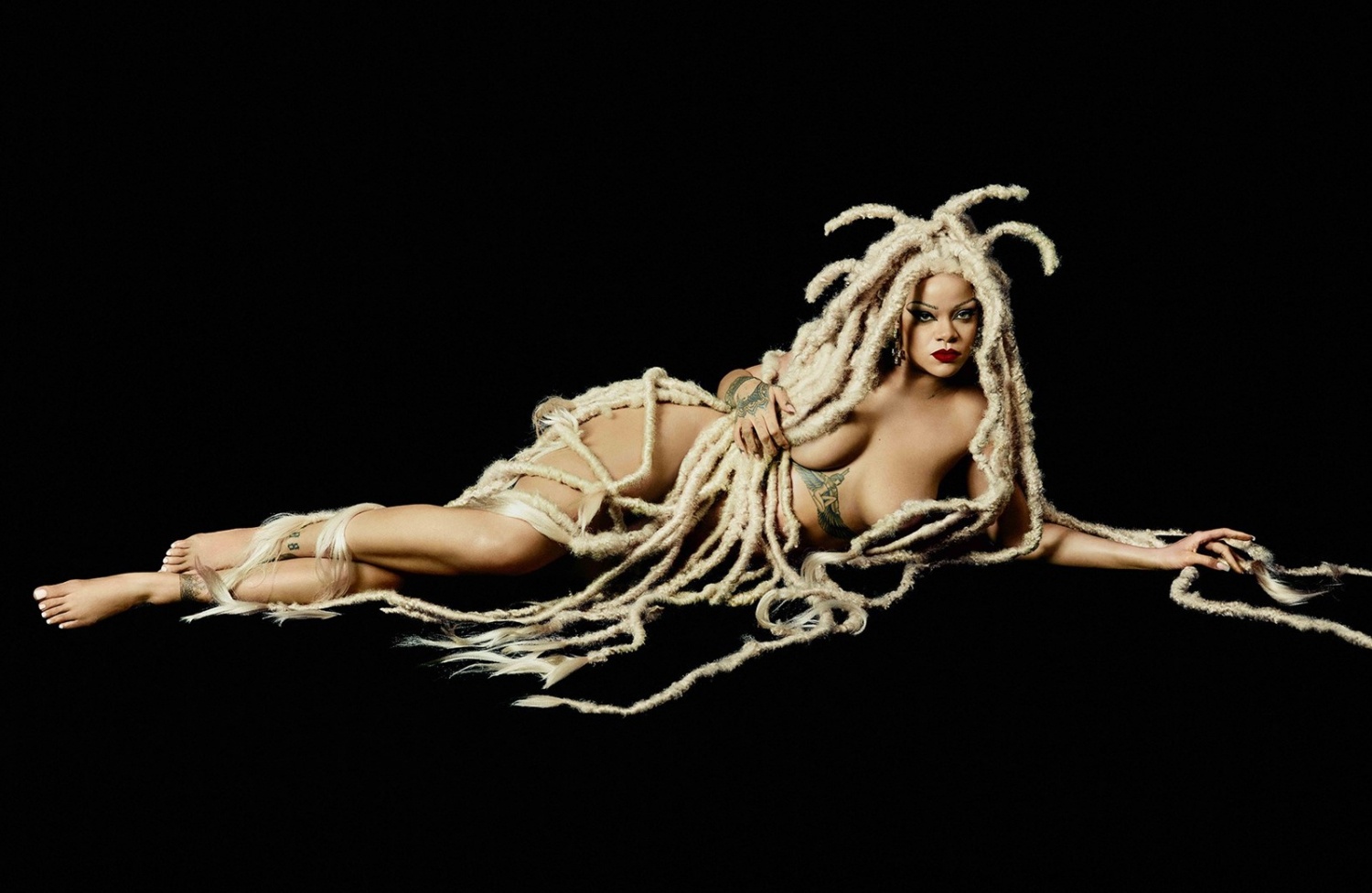 rihanna khoa than tren tap chi anh 1