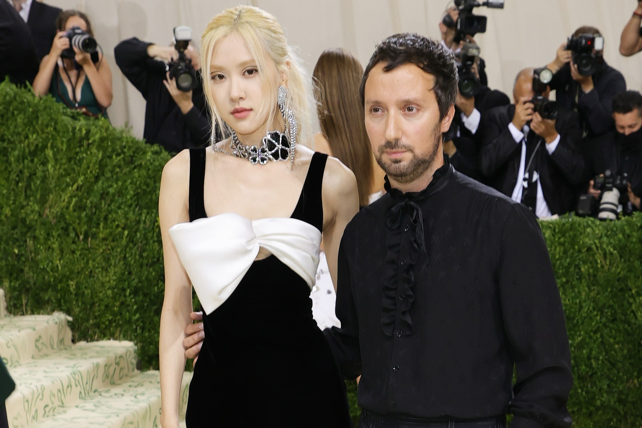 Nguoi dan ong quyen luc dua Rose toi Met Gala la ai? hinh anh