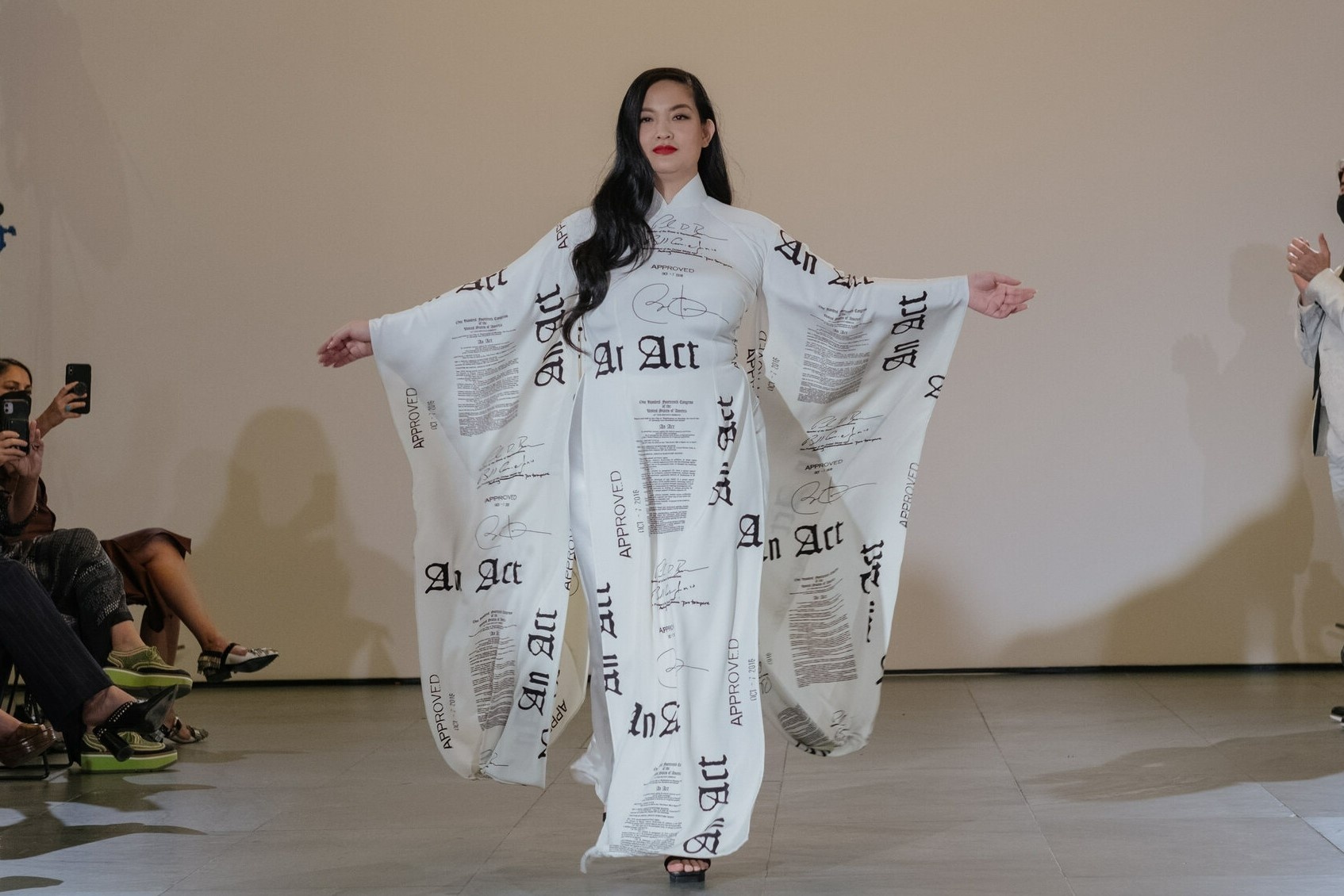 xam hai tinh duc trong thoi trang anh 1