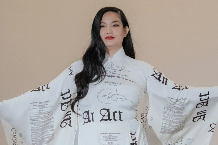 Nguoi phu nu Viet mang thong diep chong xam hai len san dien hinh anh