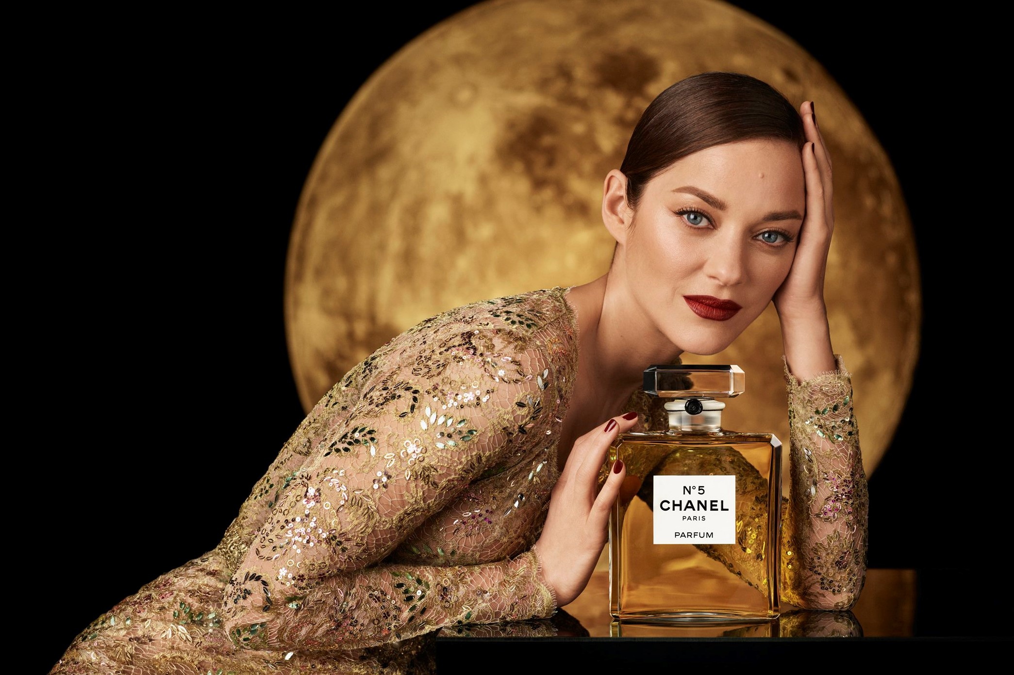 Chai nuoc hoa danh tieng suot 100 nam qua hinh anh