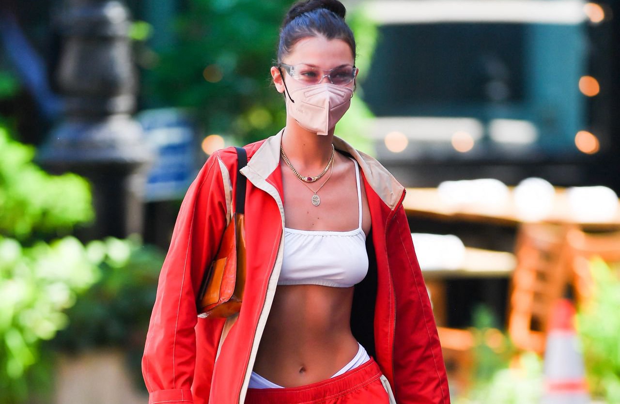 Quan jeans thay the do bo the thao hinh anh