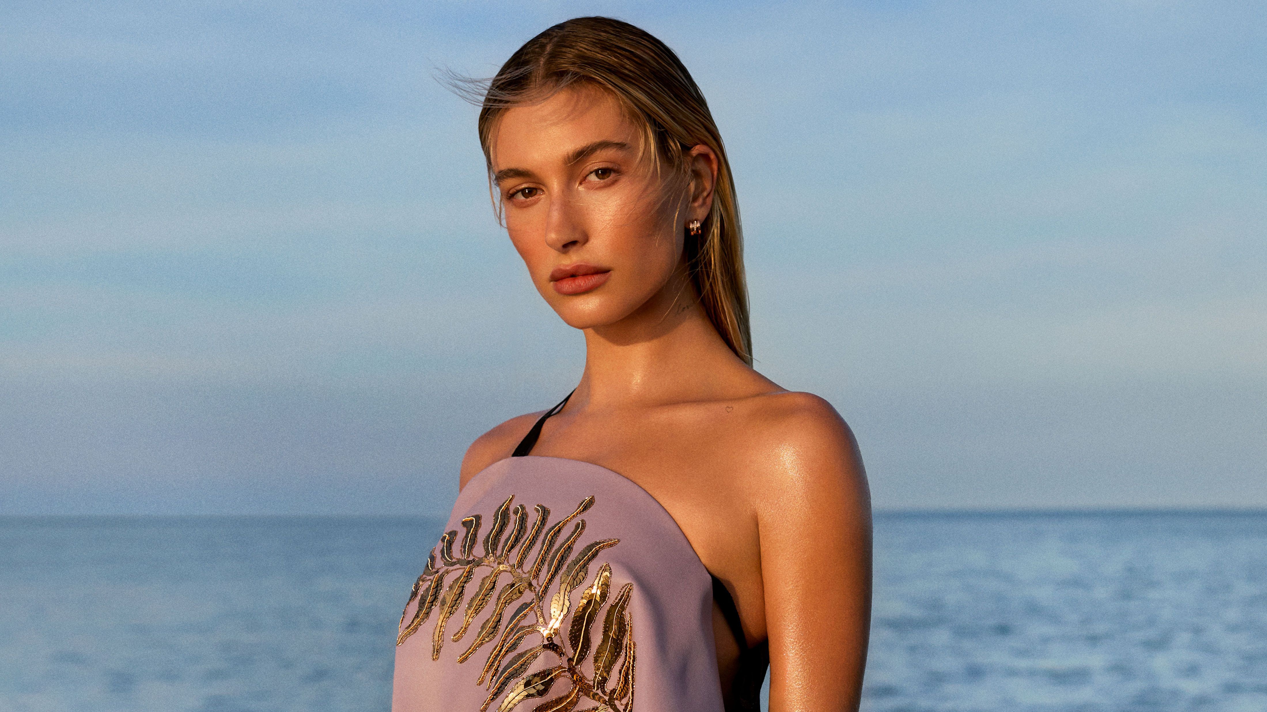 Thoi quen trang diem cua Hailey Bieber hinh anh