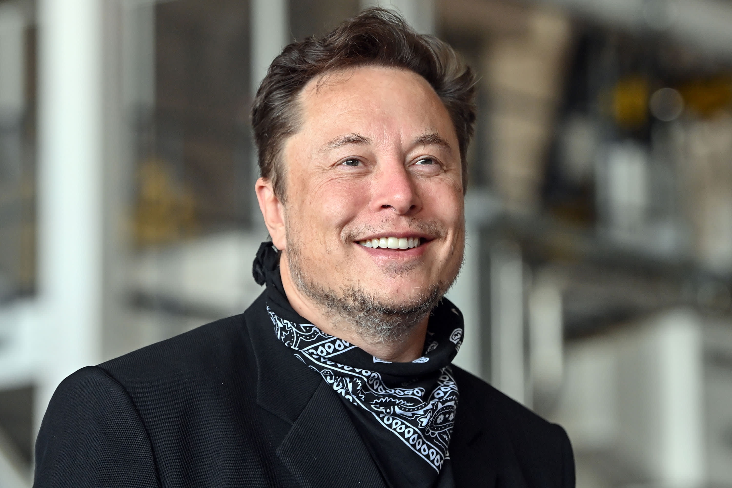 Neu muon lam viec cho Elon Musk, ban khong duoc xit nuoc hoa hinh anh