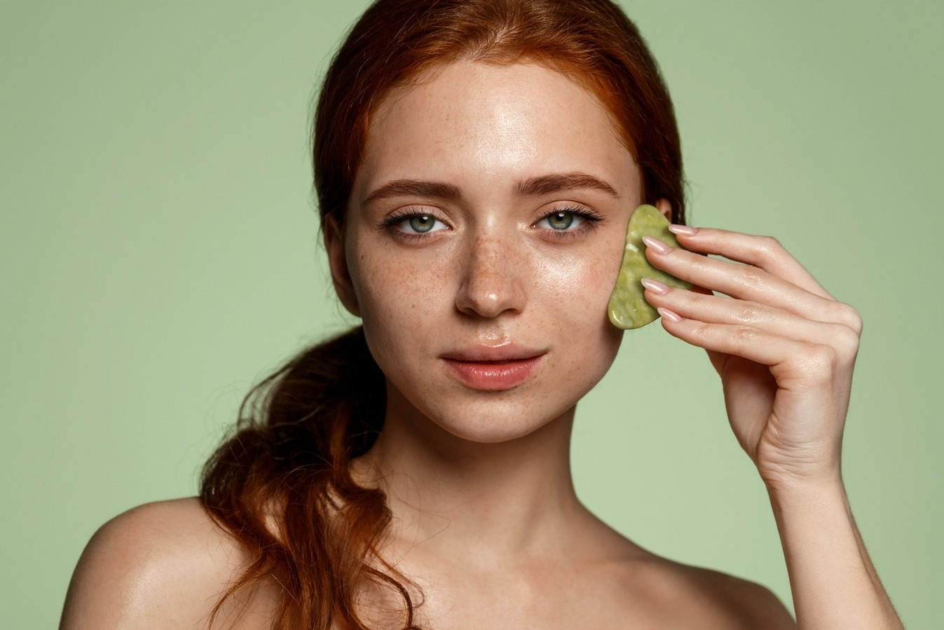 Mieng da lech tro thanh xu huong lam dep hinh anh