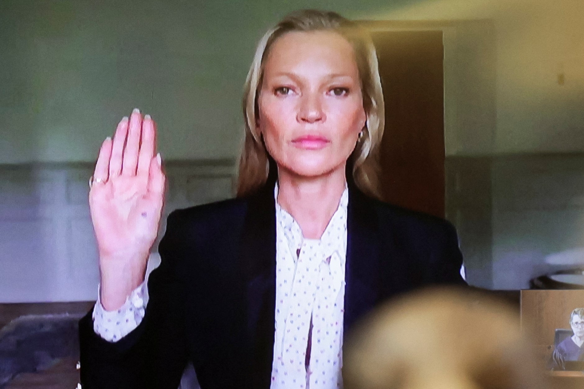 Thong diep tu trang phuc cua Kate Moss tai phien toa hinh anh