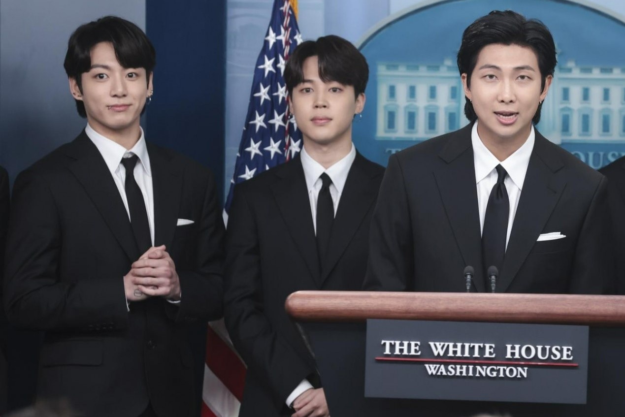 Trang phuc cua BTS khi den Nha Trang hinh anh