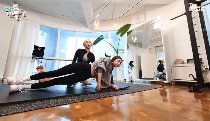 Karina khoe chan dai tren truyen hinh anh 3